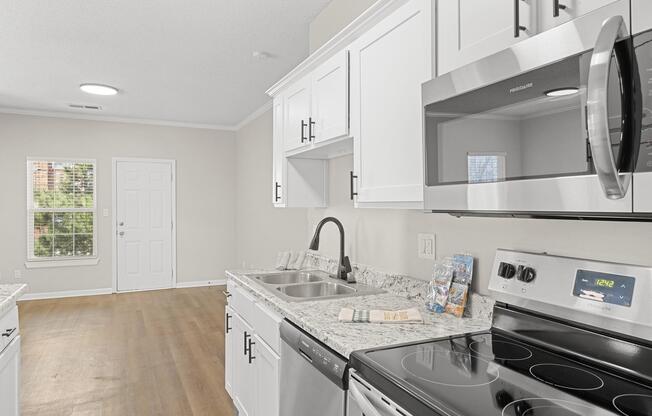 1 bed, 1.5 baths, 925 sqft, $1,405