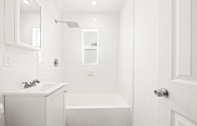 Bright & Renovated 2 Bedroom Apartment in Miami