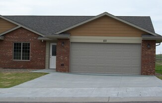 2 BEDROOM | 2 BATH | TOWNHOME | GARAGE | SOUTH