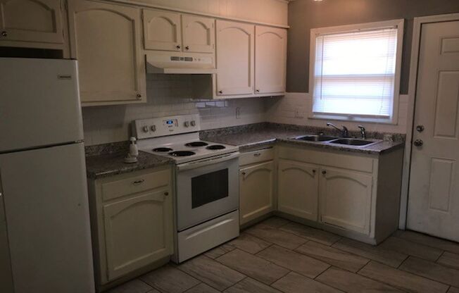 2 beds, 1 bath, $1,100