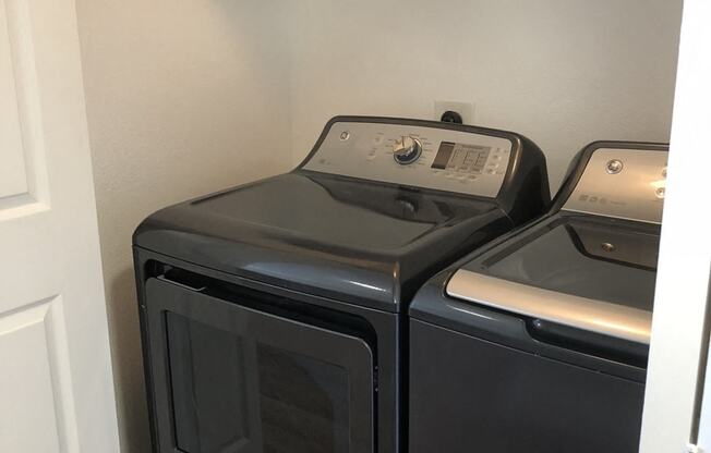 Full Size Washer/Dryer In-Unit