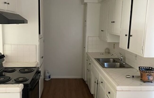 2 beds, 1 bath, $2,245, Unit B