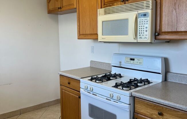 2 beds, 1 bath, $2,895, Unit 16030 Saticoy St.