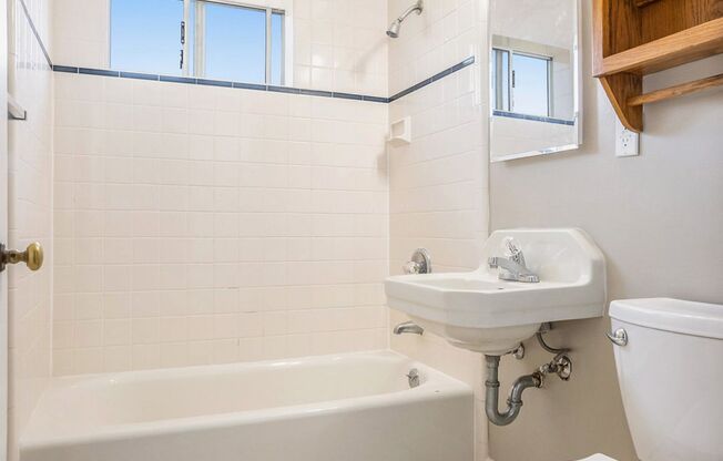 2 beds, 1 bath, $2,600, Unit 1163 Broadway #D - LU