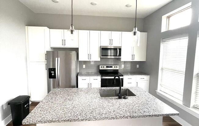 2 beds, 2 baths, 1,140 sqft, $1,715, Unit 400