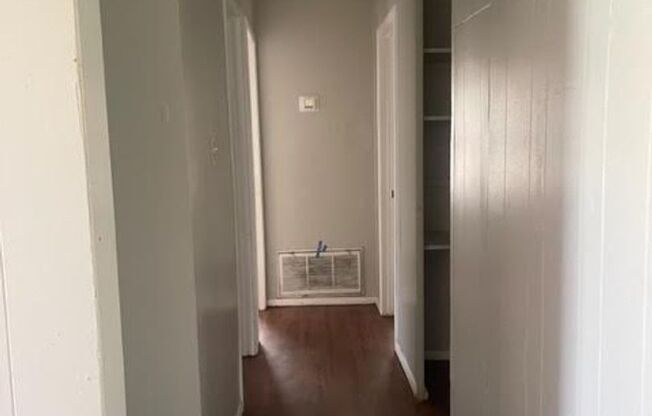 3 beds, 1 bath, $875