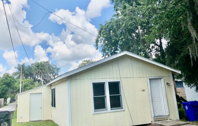 **Gorgeous  (3BR/1BA) Lakeland "Dixieland" Home**