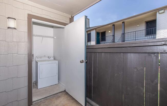 2 beds, 1.5 baths, 893 sqft, $995