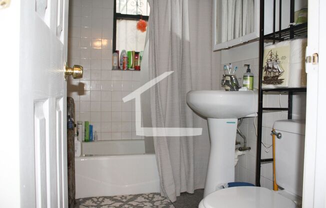 Great Deal for 9/1! 4-bed, 1-bath Apt Near Public Transportation