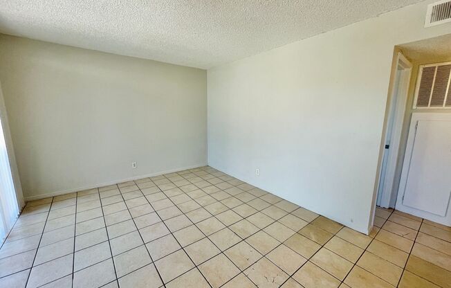 2 beds, 1 bath, 800 sqft, $850, Unit 4