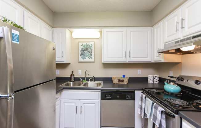 Fully Furnished Kitchen With Stainless Steel Appliances at Clarion Crossing Apartments, PRG Real Estate Management, North Carolina