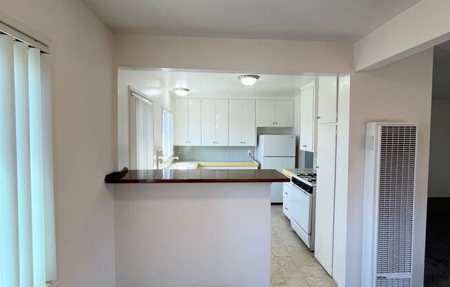 SPACIOUS UPSTAIRS 2BD/2BA APARTMENT AVAILABLE - IN THE HEART OF PACIFIC BEACH! - $2,995/mo