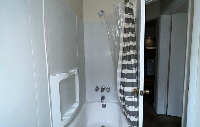 1 bed, 1 bath, 690 sqft, $1,200, Unit 207