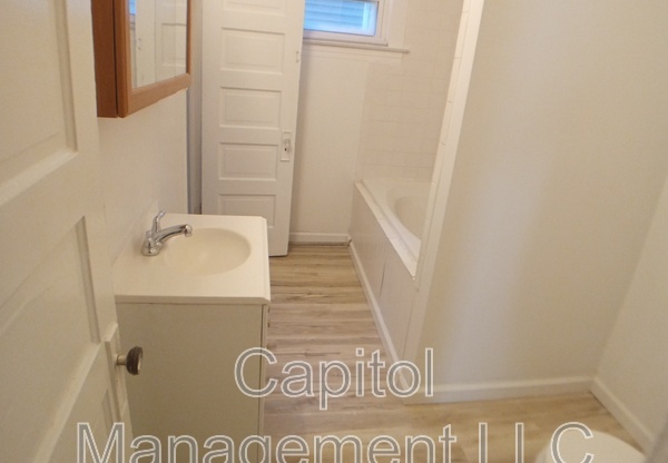 220 W Lapeer St