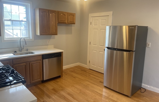 3 beds, 1 bath, 1,100 sqft, $2,850, Unit 2