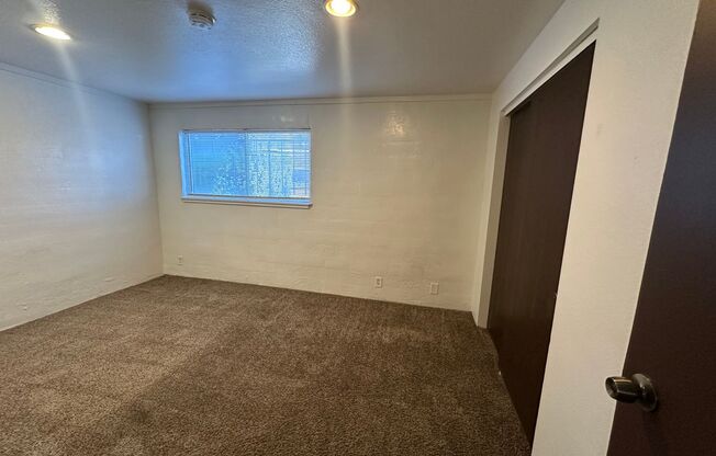 2 beds, 1 bath, $1,300, Unit UNIT 2