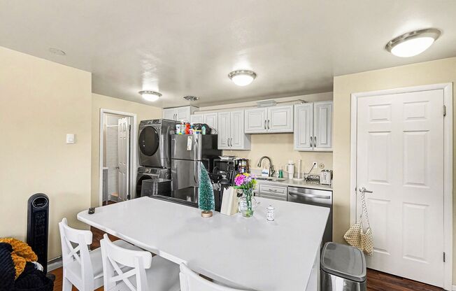 5 bedroom and 4 bathrooms!! University Hill