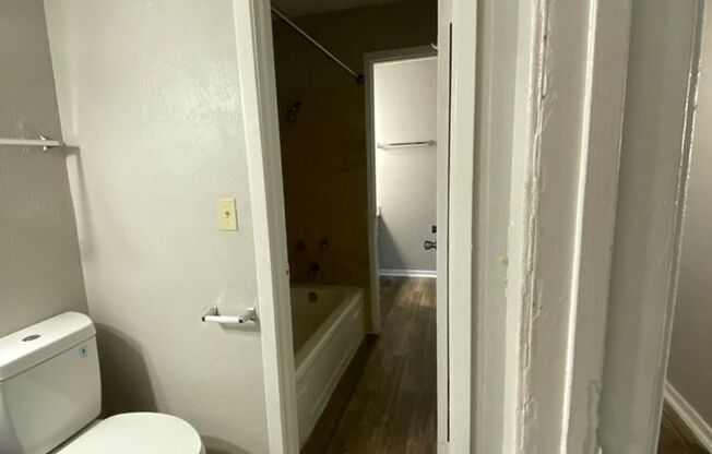 2 beds, 1 bath, 900 sqft, $1,051, Unit 16E