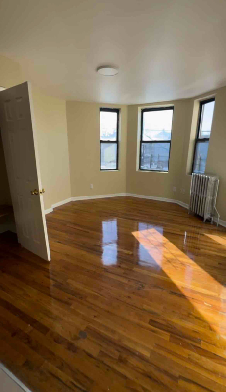 289 RIVERDALE AVE