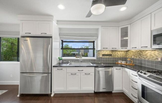 Immaculate 3 Bedroom 2.5 Bath Condominium in Great Campbell Location- White Oaks