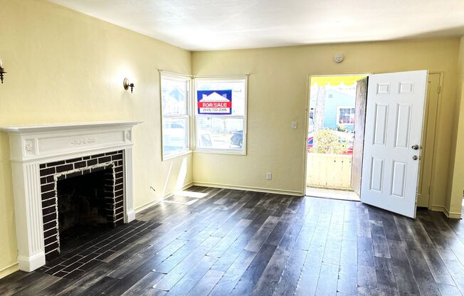 2 BEDS/1 BATH/Home For RENT! Cozy, and Charming!