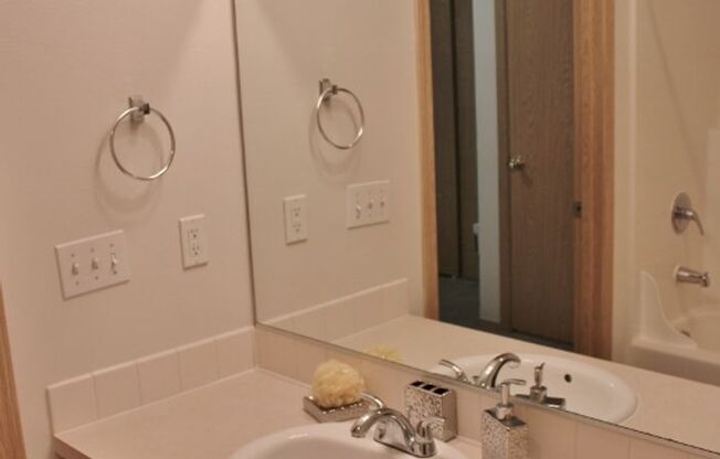 3 beds, 2 baths, 1,091 sqft, $1,799, Unit 301