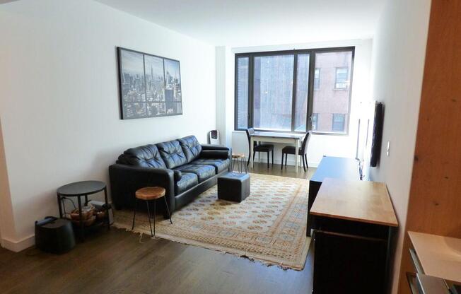 211 E 13 ST
