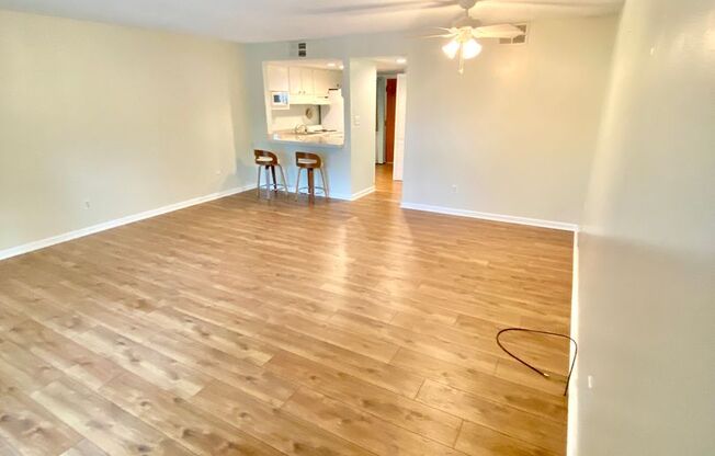 1BD/1BA Dream Condo Screened In Porch Overlooking Tennis Courts Marina Nearby