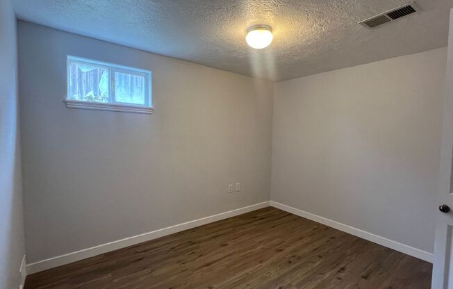 1 bed, 1 bath, $850, Unit 156 1/2 McKinley Ave