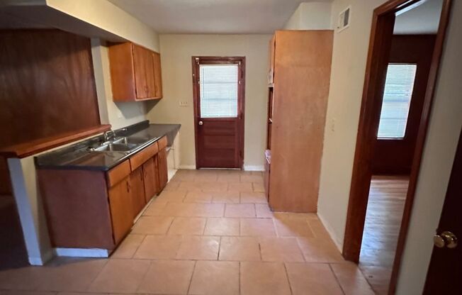 3 beds, 1.5 baths, $999