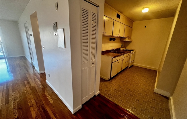 2 beds, 1 bath, 730 sqft, $2,200, Unit 33