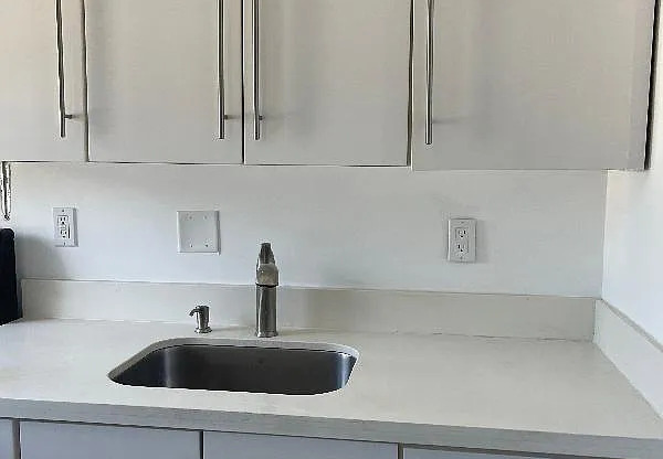 916 W 42 ST