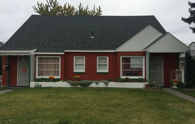2bed 1bath Duplex in The Heart of Town!!
