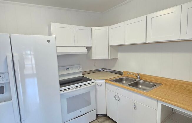 SUNSET PARK - Adorable cottage style home close to downtown! MOVE IN SPECIAL! SAVE $500 on first months rent!