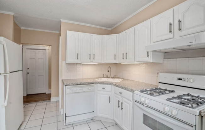 2 beds, 1 bath, $3,850, Unit # 3