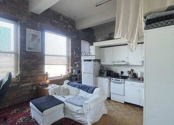 Studio, 1 bath, 320 sqft, $2,200, Unit 301