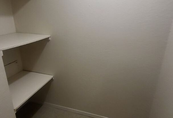 1 bed, 1 bath, 850 sqft, $950, Unit 2-221