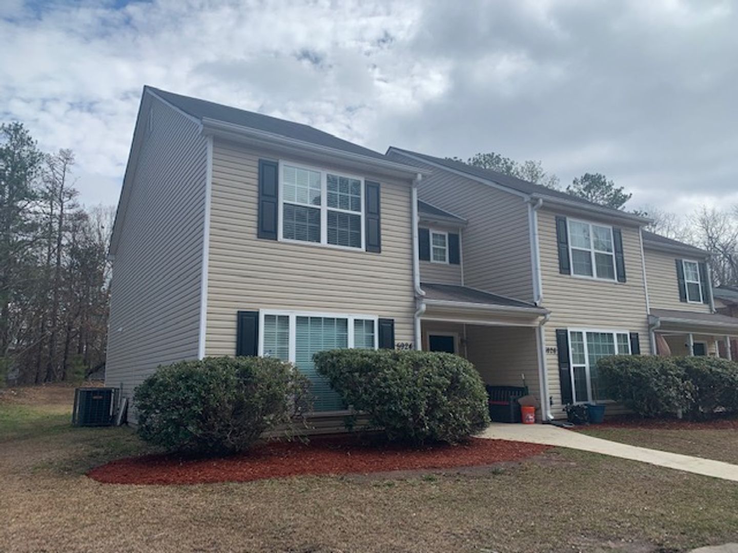 CHARMING 3 BEDROOM 2.5 BATH IN ELLENWOOD, GA!