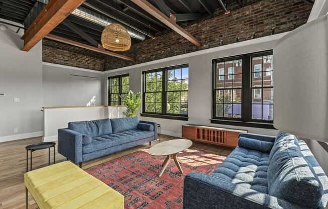 Renovated Highland Loft sleeps 4!