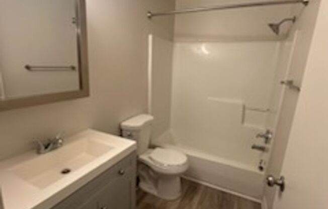 3 beds, 1 bath, $1,300, Unit Unit 3