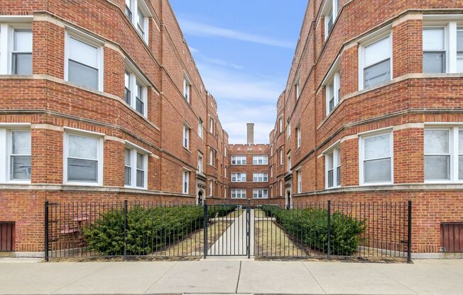2 beds, 1 bath, $1,800, Unit 8709-1E