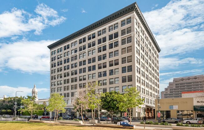 FULLY FURNISHED Higgins Loft Steps away from a dog park, Grand Central Market, and much more