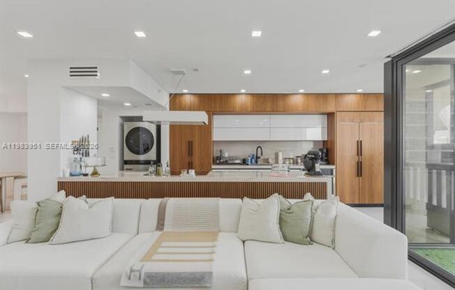 3000 Island Blvd # 1501 (A11983951)