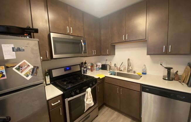 2 beds, 1 bath, $1,395, Unit 321