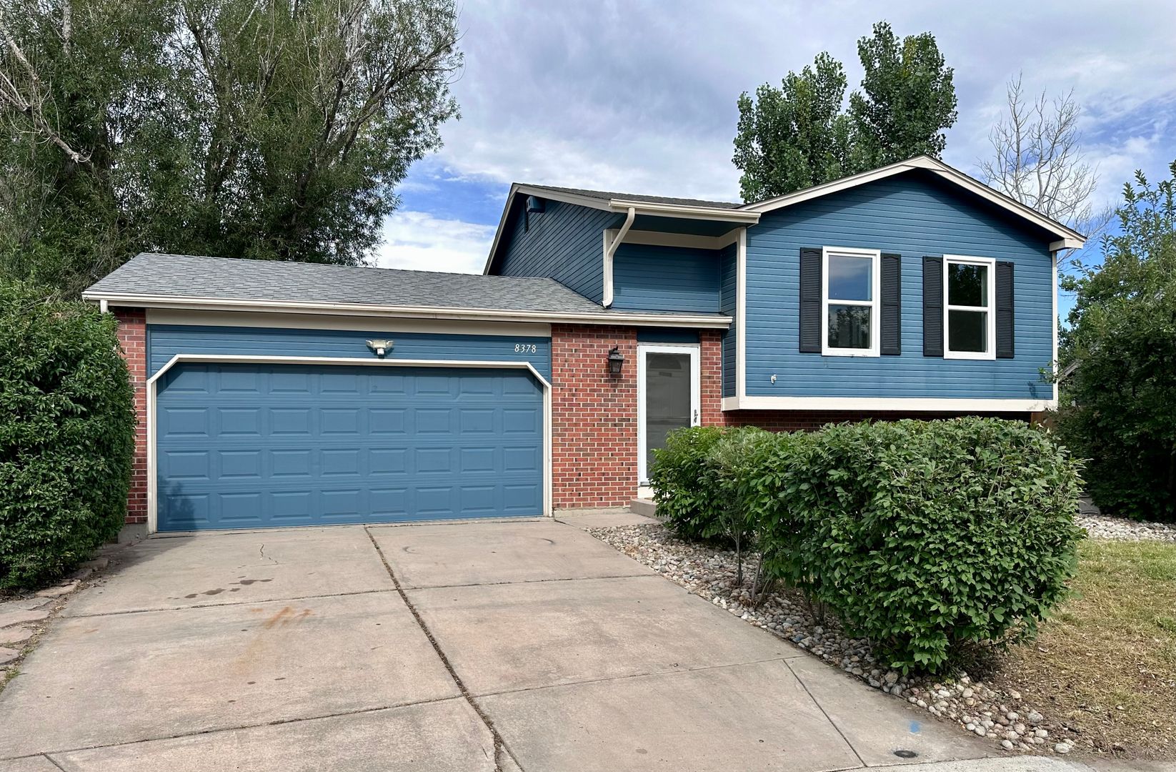 Well Maintained Split Level Home in Cottonwood Featuring 3 Bedrooms/2 Bathrooms.  Large Peaceful Backyard!  Stunning, Custom Kitchen!  Minutes to E470, Parker Road, Parker Adventist Hosp and Much More!