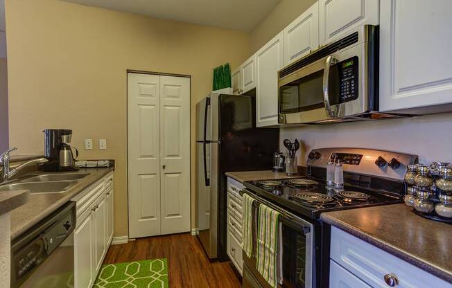 Fully Equipped Kitchen at Commons at Verandas in Tanasbourne Apartments, Hillsboro