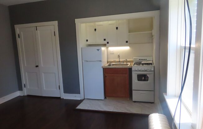 Studio, 1 bath, 400 sqft, $645, Unit #12