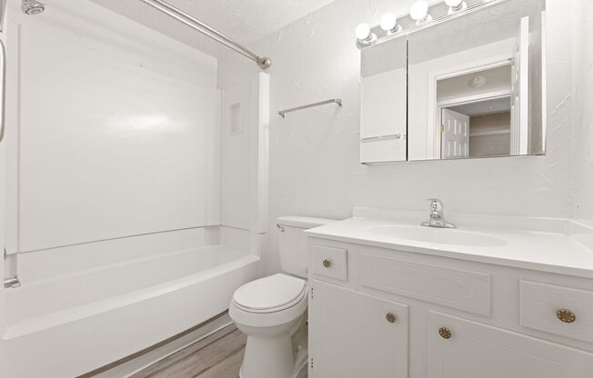 2 beds, 1 bath, 800 sqft, $1,100, Unit 379-206