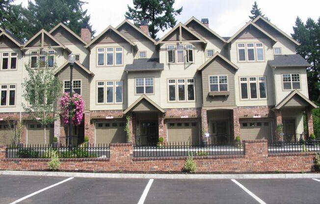 Beautiful Lake Oswego Newer Townhome Walking Distance to Zupans, Starbucks and Shops!