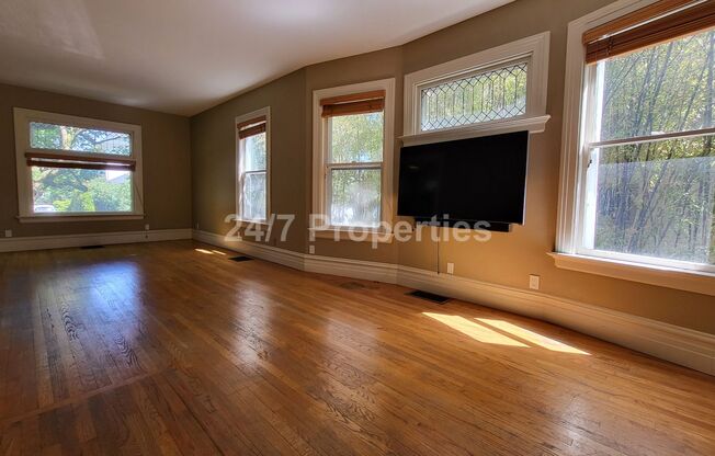 Beautiful Vintage 3 BD | 2.5 BA Home - Nob Hill / Kings Heights